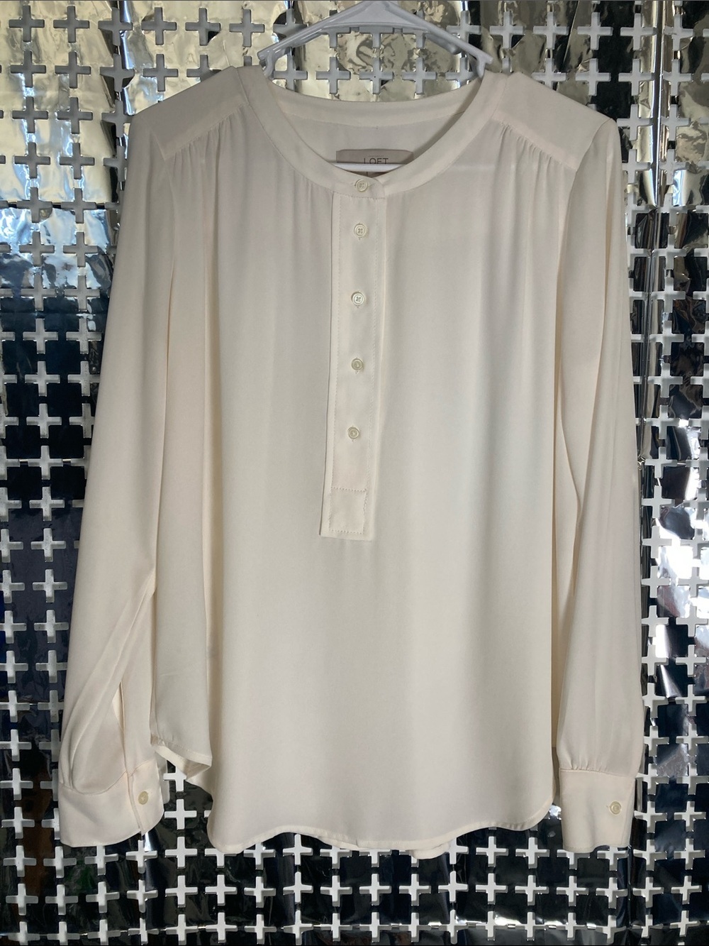 LOFT Cream V-Neck Button-Front Blouse